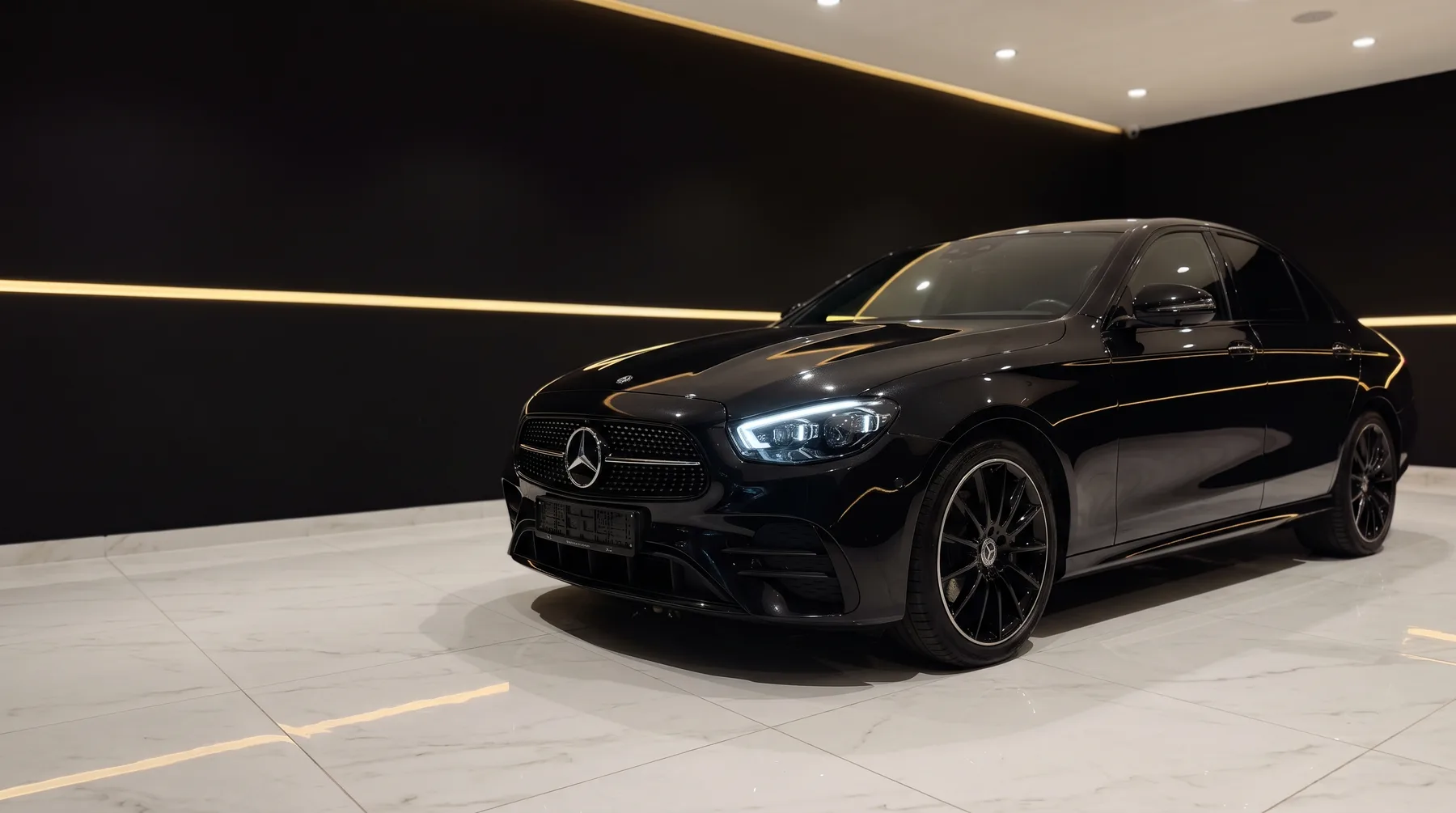 Schwarze Limousine im Showroom von BK Automobile, goldene Lichtlinie, Marmorboden